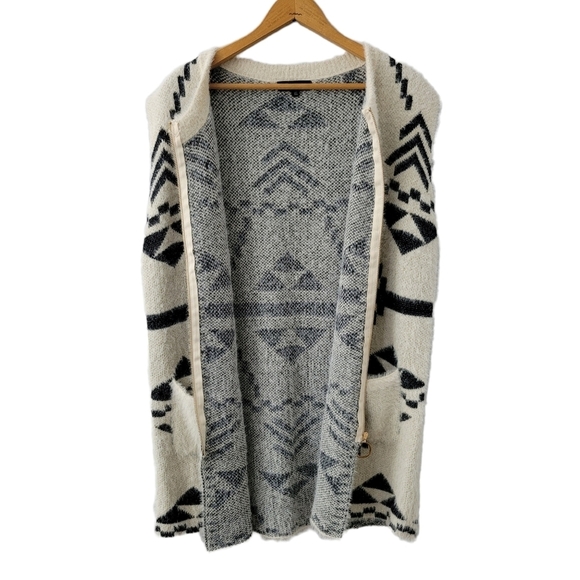 Soft Knit Southwest Cardigan Vest SZ XL Sleeveless Aztec Black and Cream - Picture 4 of 9